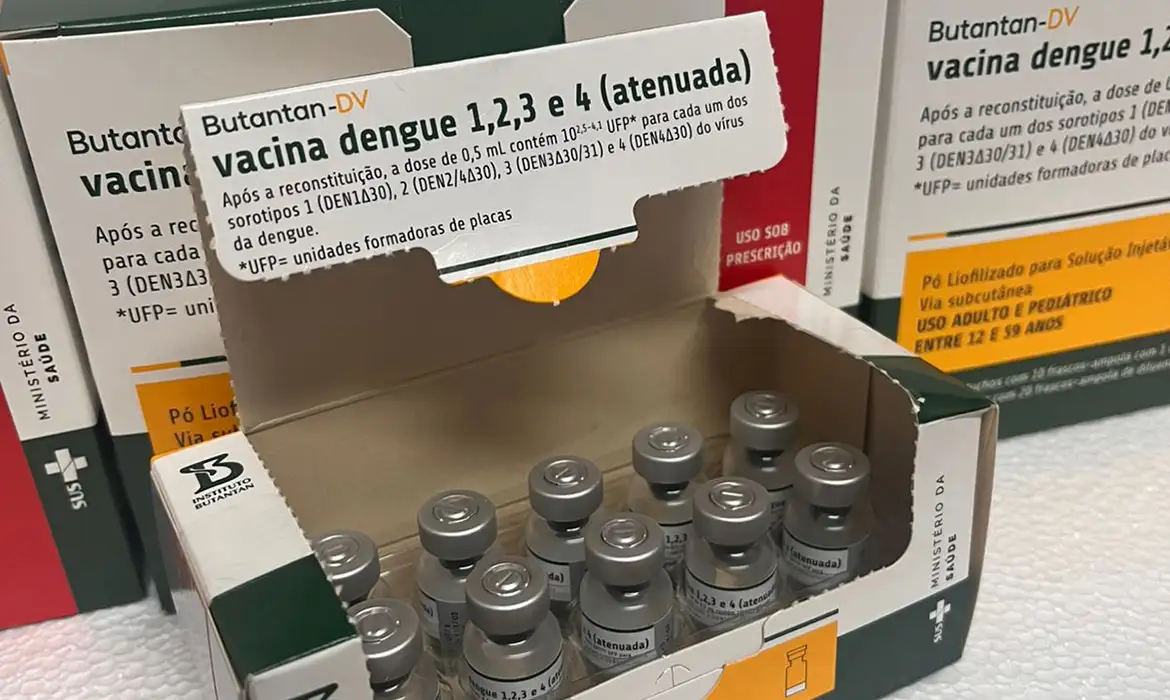 Ministério da Saúde alerta sobre atenção a sinais da dengue após vacinação