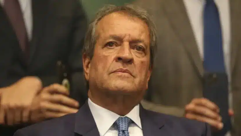 Valdemar Costa Neto afirma que Flávio Bolsonaro buscou dinheiro de filme na casa de banqueiro