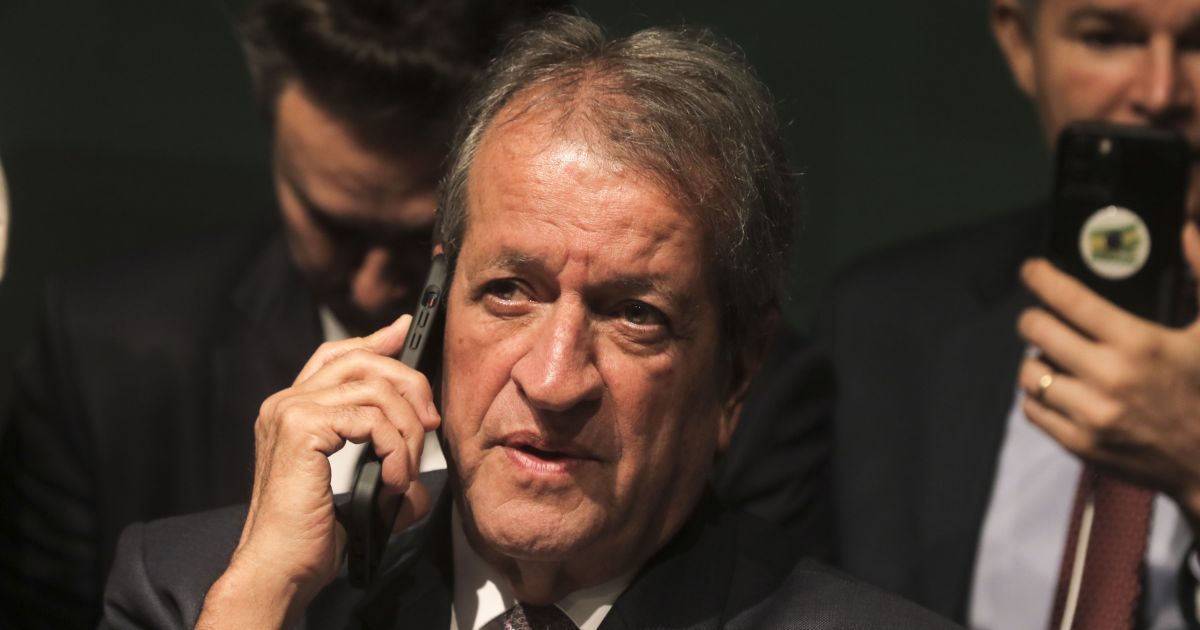 Valdemar Costa Neto diz que Flávio Bolsonaro errou ao encontrar ex-dono do Banco Master