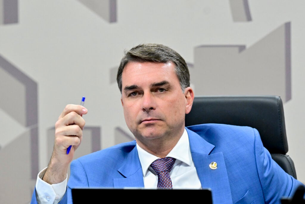 Flávio Bolsonaro propõe suspensão de um ano para reforma tributária