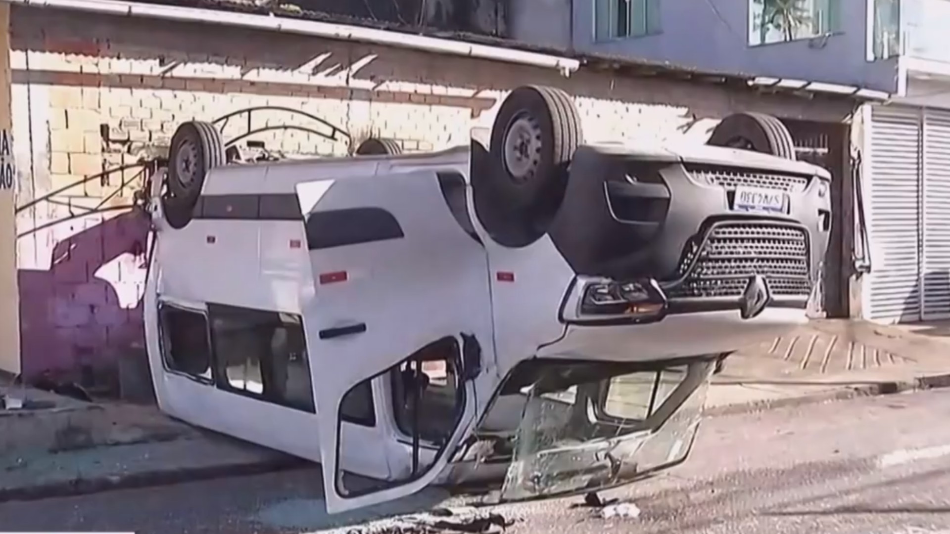 Van capota após colidir com caminhão na Sacramenta, em Belém