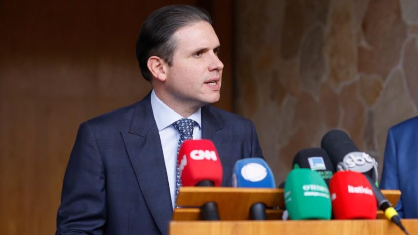 Varejo pressiona Hugo Motta por isenção de impostos para produtos nacionais