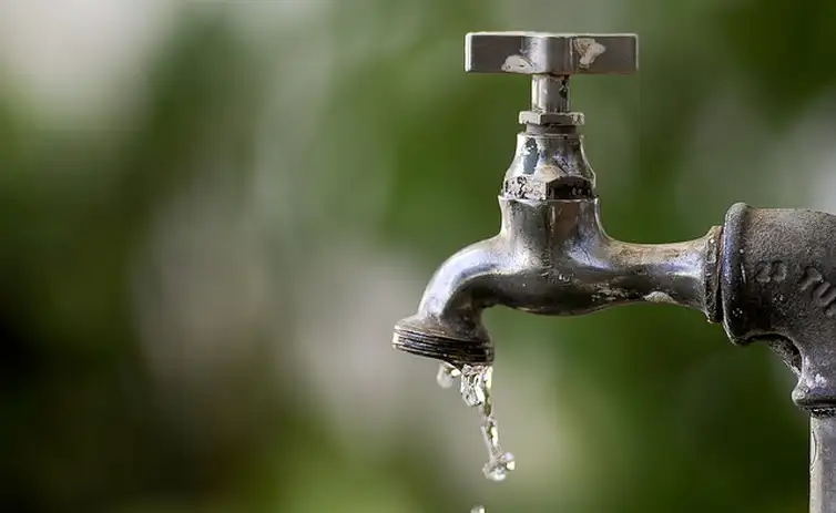 Caern suspende abastecimento em 10 bairros de Caicó após vazamento em adutora