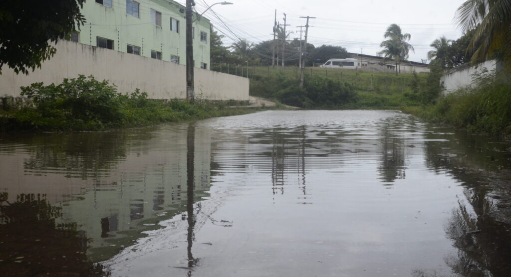 Vazamento de água causa alagamentos e transtornos no conjunto Mirassol, em Natal