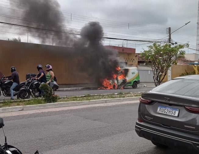 Veículo em chamas na Avenida Maria Lacerda mobiliza Corpo de Bombeiros