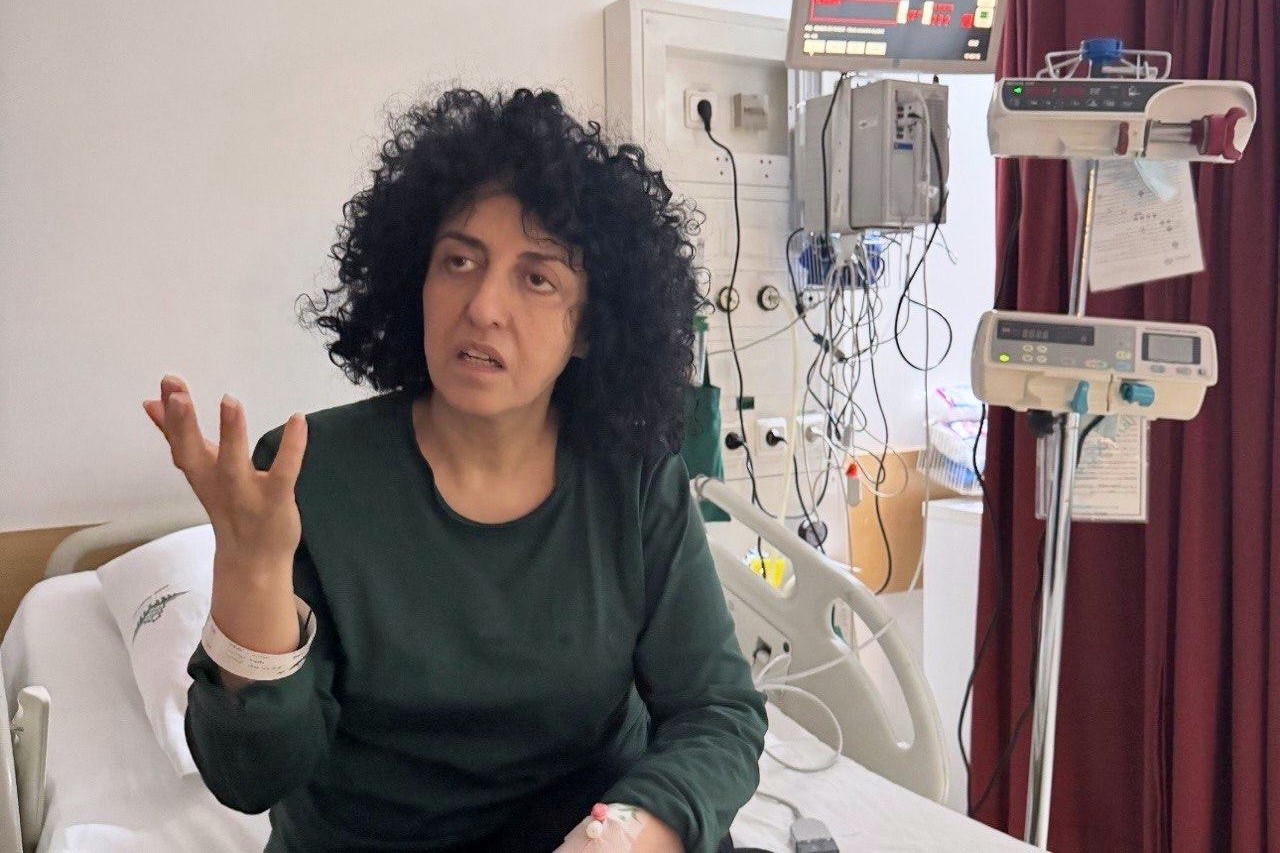 Narges Mohammadi, Nobel da Paz iraniana, recebe alta hospitalar e retorna para casa sob liberdade condicional