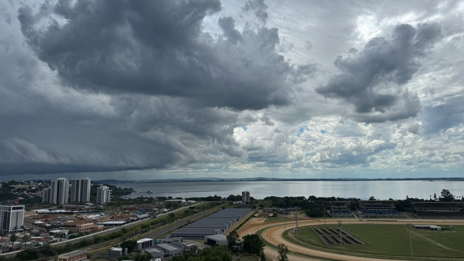 Ventos fortes atingem o Sul nesta sexta-feira enquanto o Brasil enfrenta extremos climáticos