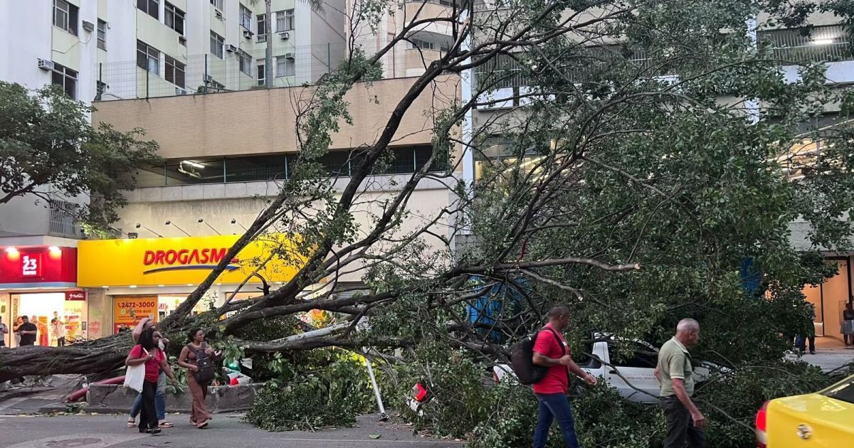 Rajadas de vento de 105 km/h provocam mortes e apagão no Rio de Janeiro