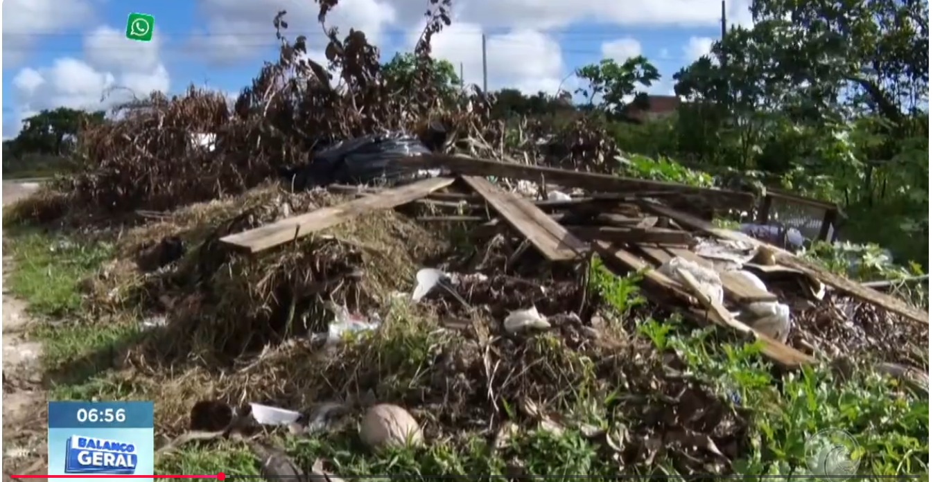 Moradores de Genipabu denunciam mato alto e lixo na principal via de acesso