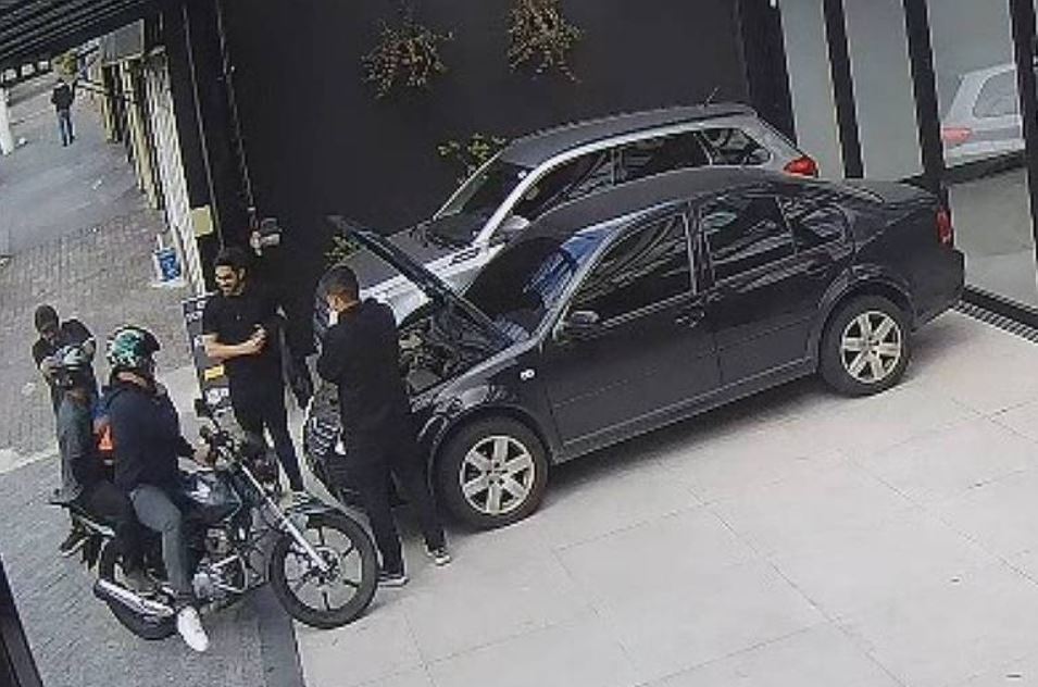 Simulação de assalto resulta em dois baleados por policial civil em São Paulo