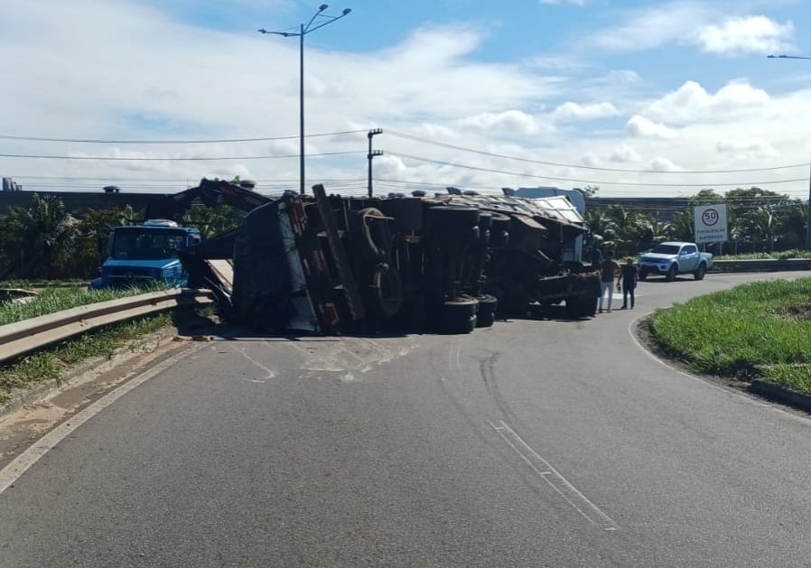 Carreta tombada interdita retorno na BR-101 Sul, afetando trânsito para Parnamirim