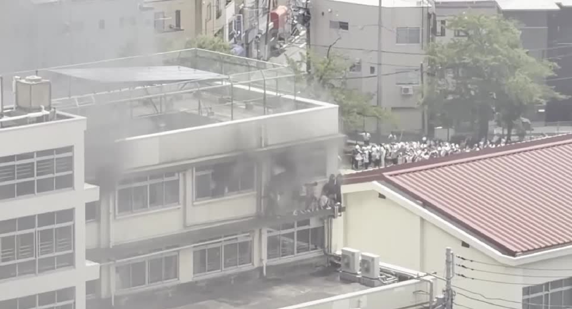 Crianças resgatadas após incêndio em escola no Japão