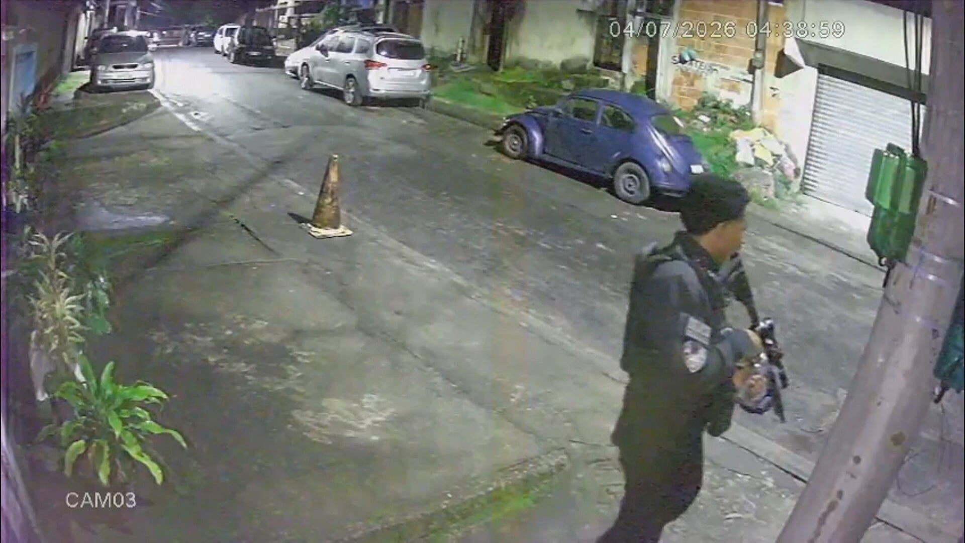 Criminosos exibem fardas da Draco em área de milícia na Zona Oeste do Rio