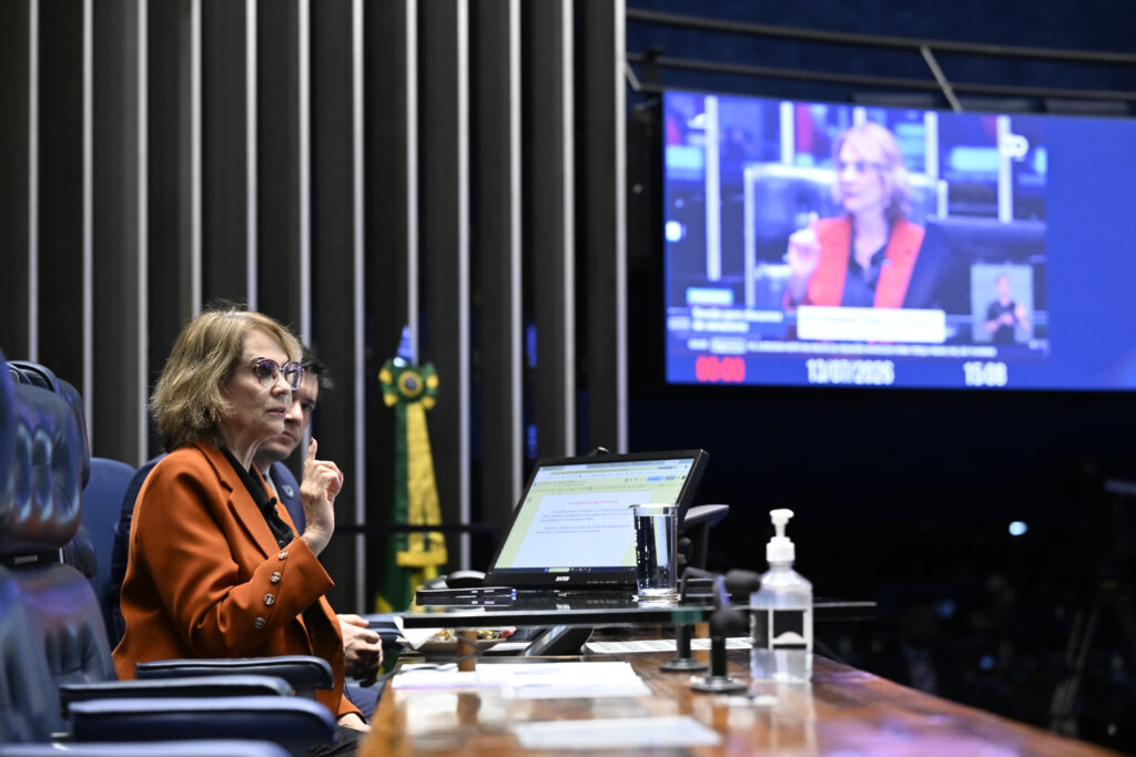 Damares Alves reafirma apoio a Flávio Bolsonaro e defende Michelle