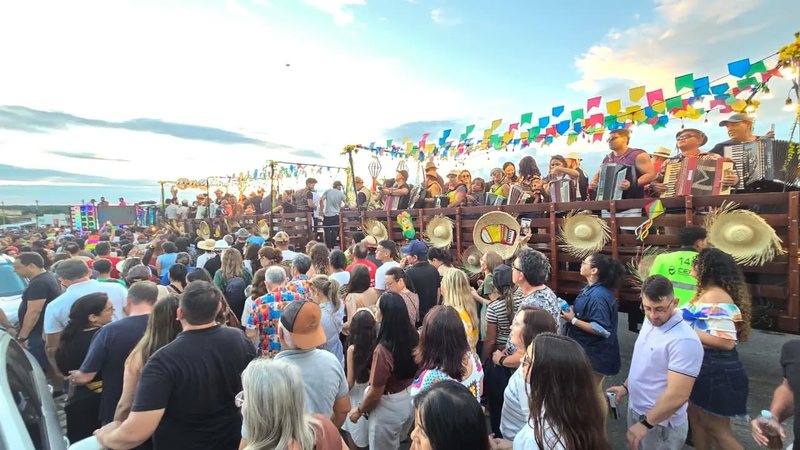 Dorgival Dantas comanda procissão de mais de 100 sanfoneiros em festa junina