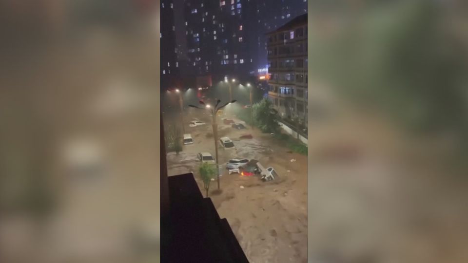 Enchente causada pelo tufão Bavi arrasta veículos em Chengde