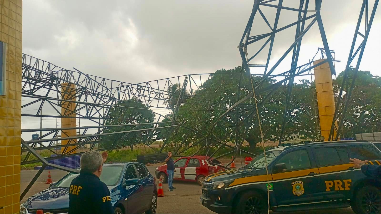 Estrutura da PRF cede e bloqueia trecho da BR-101 na Grande Natal