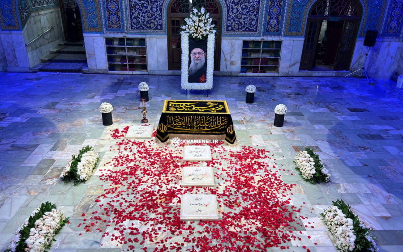 Fiéis lotam o Santuário do Imã Reza para prestar homenagens a Ali Khamenei