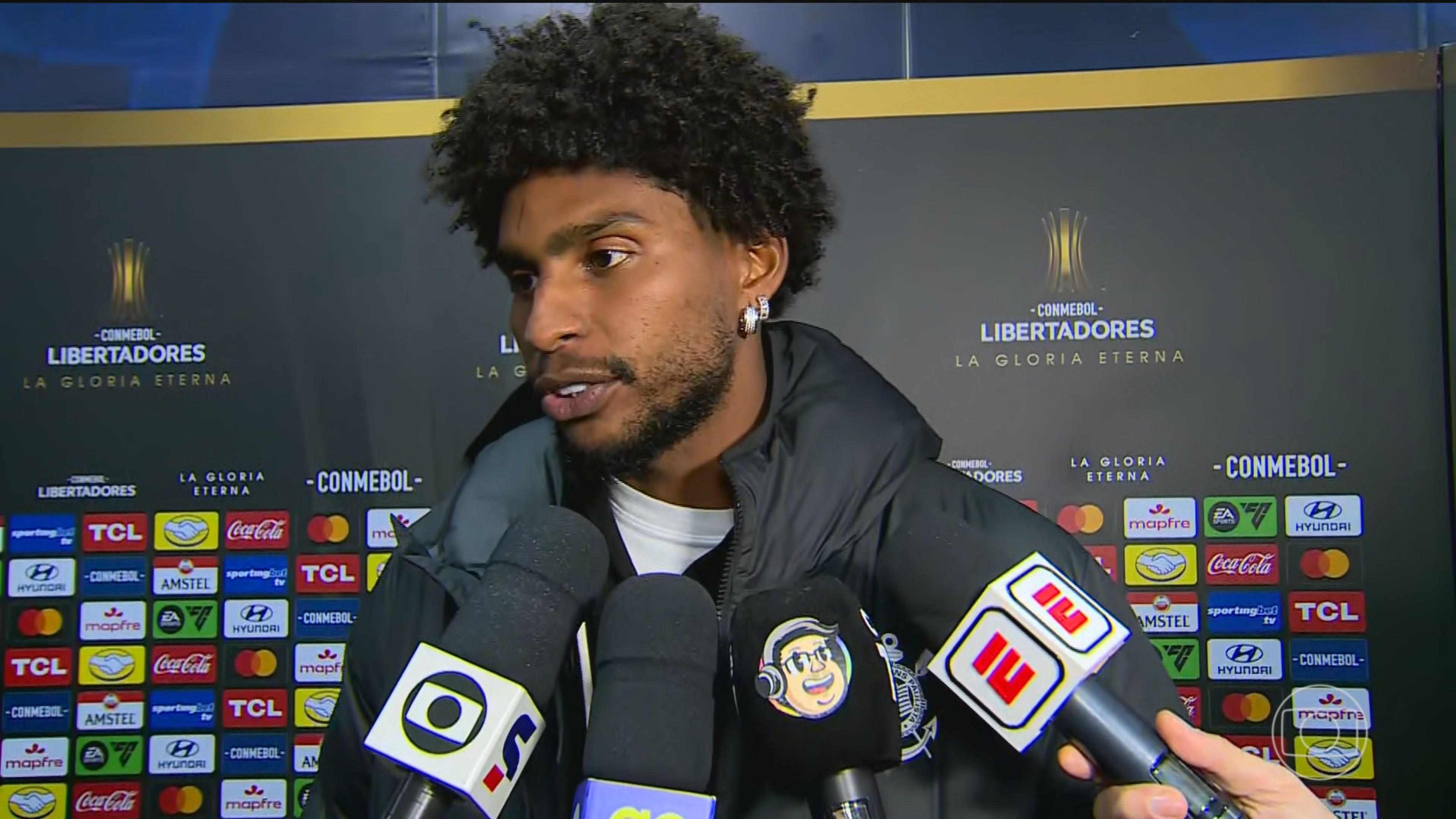 Conmebol investiga ofensas racistas contra o goleiro Hugo Souza