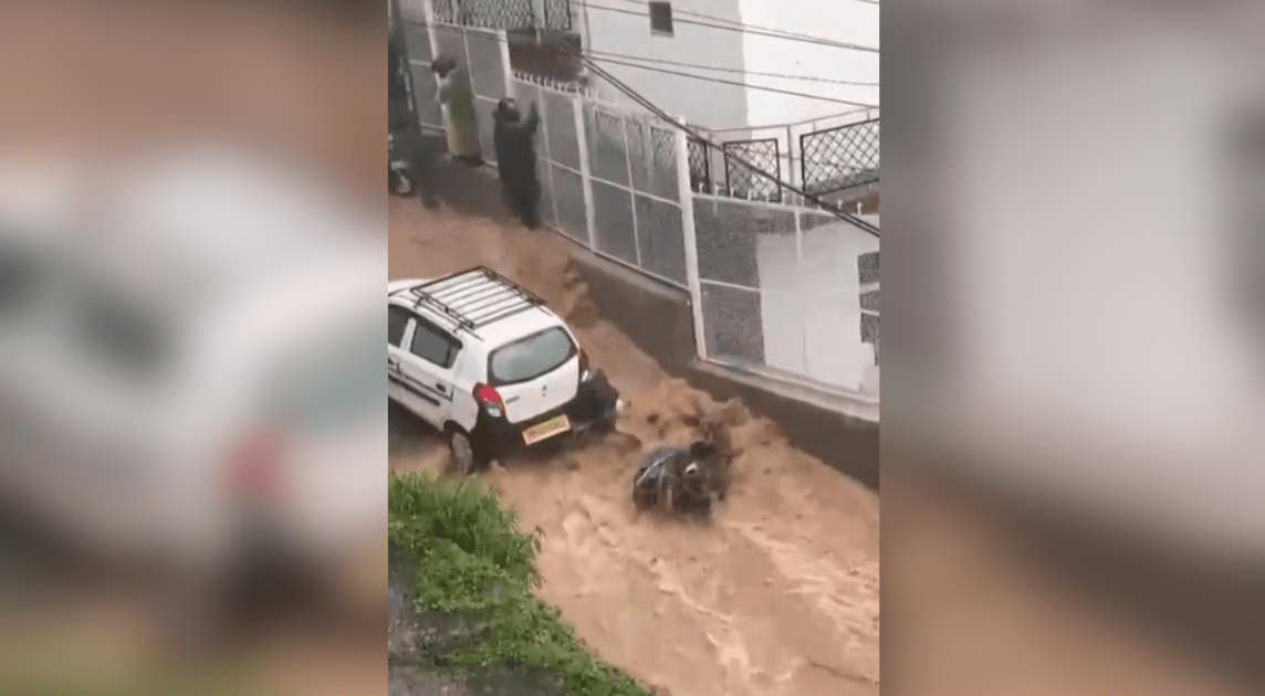 Motociclista escapa de enxurrada em Upper Dharamshala, na Índia