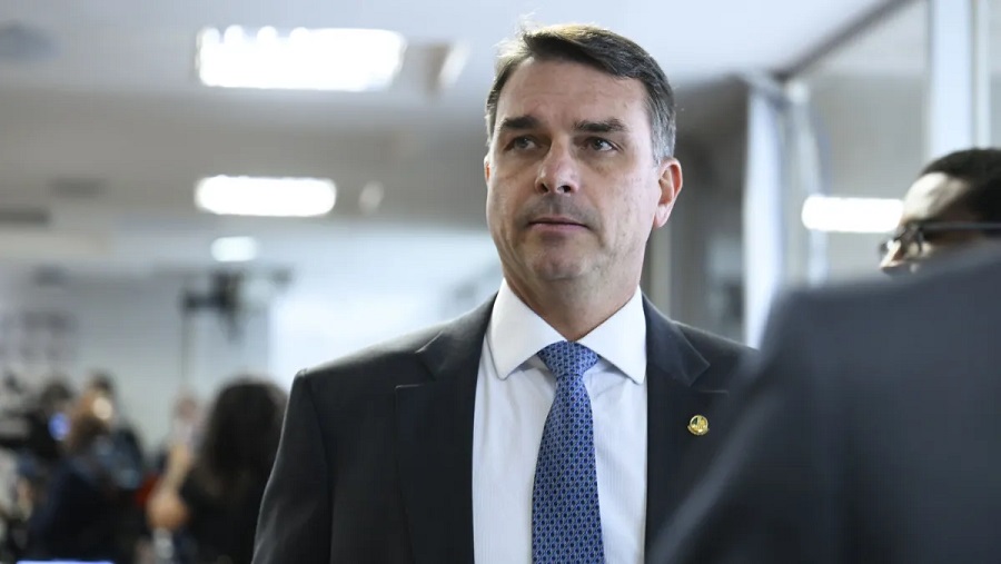 Flávio Bolsonaro nega participação em supostas 'festinhas de astronauta'