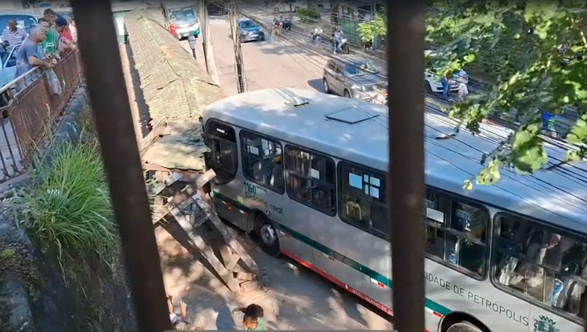 Ônibus desgovernado derruba ponto e fere pedestre em Petrópolis