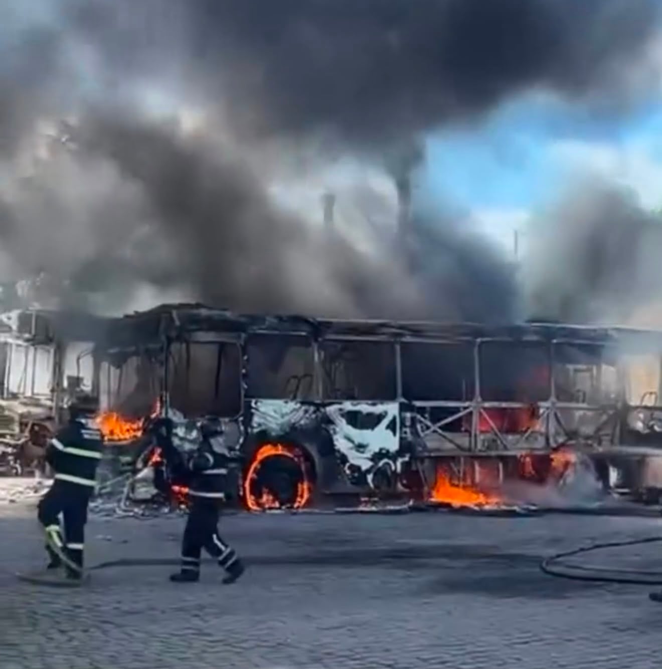 Incêndio destrói dois ônibus em garagem na Grande Natal
