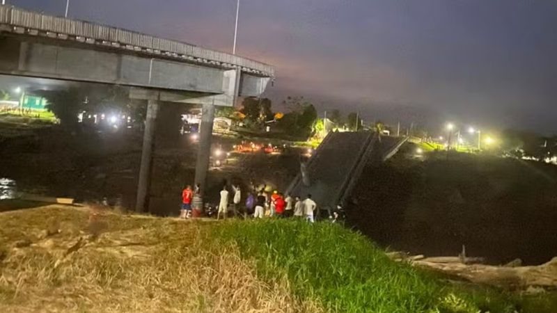 Ponte Frei Paolino Baldassari, inaugurada há dois anos e meio, desaba em Sena Madureira e deixa quatro feridos