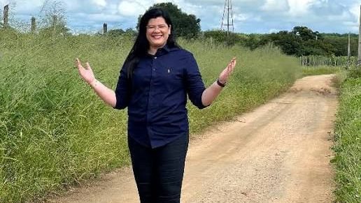 Prefeita de Pau dos Ferros é vaiada e cobrada por atletas durante discurso no São João da Princesinha