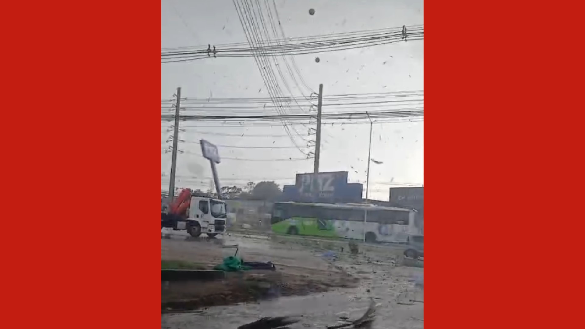 Redemoinho de poeira assusta motoristas e moradores na BR-316, no PA