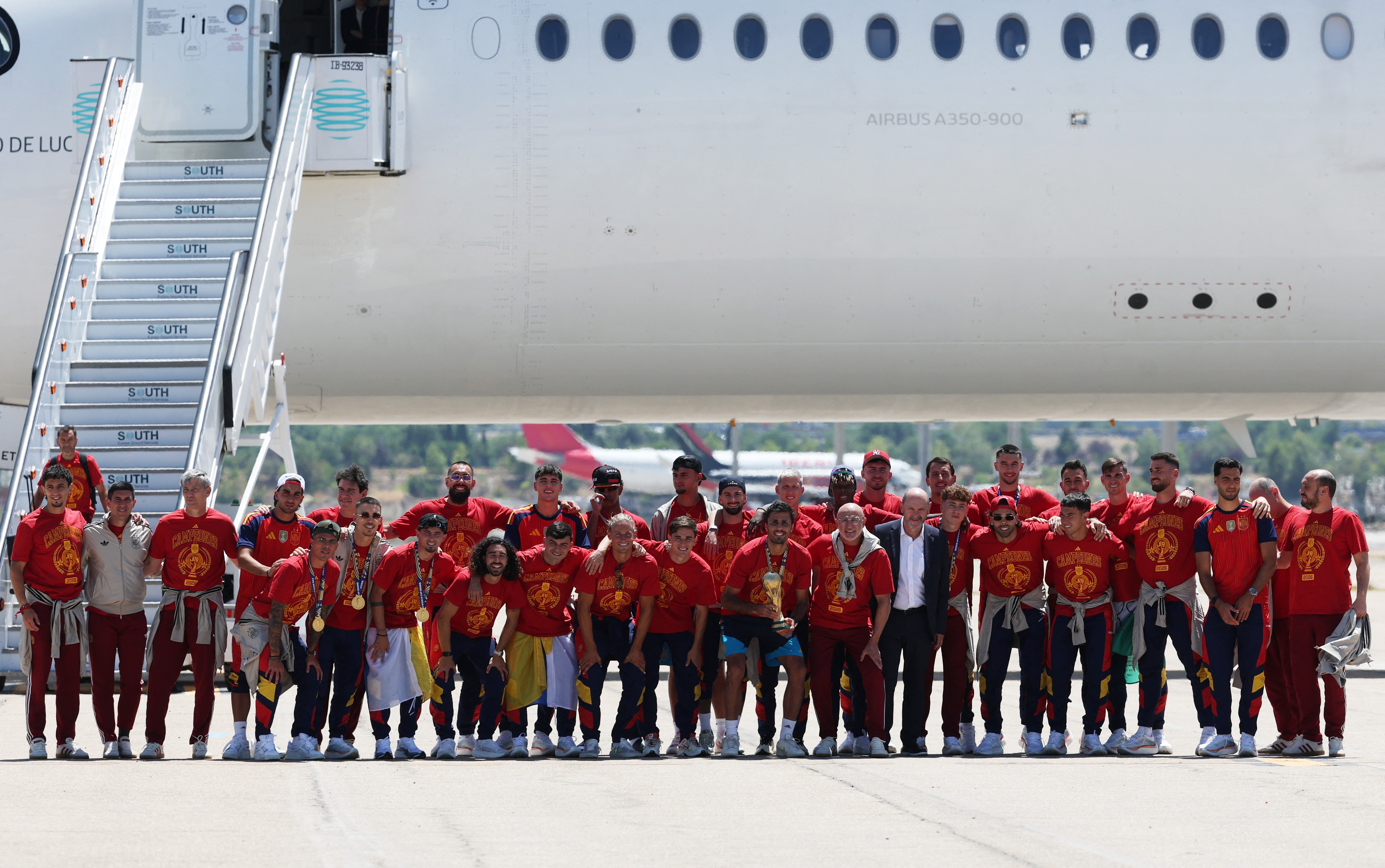 Seleção da Espanha celebra título mundial com retorno triunfal a Madri