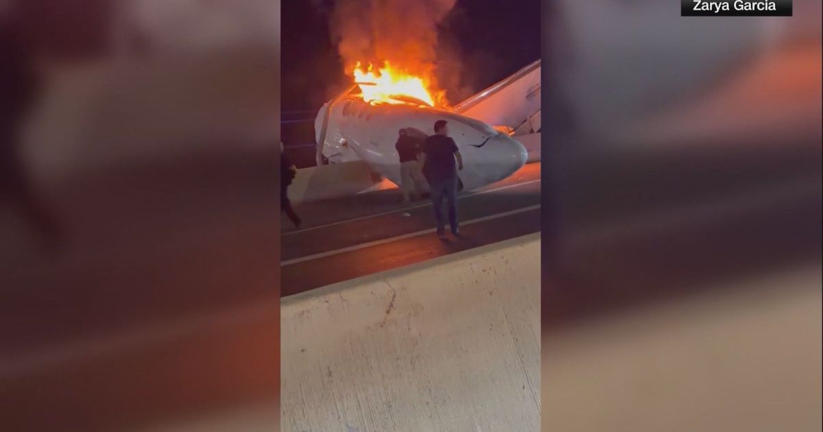 Jato executivo cai no Texas e deixa vítimas em meio a chamas; testemunhas ajudam em resgate