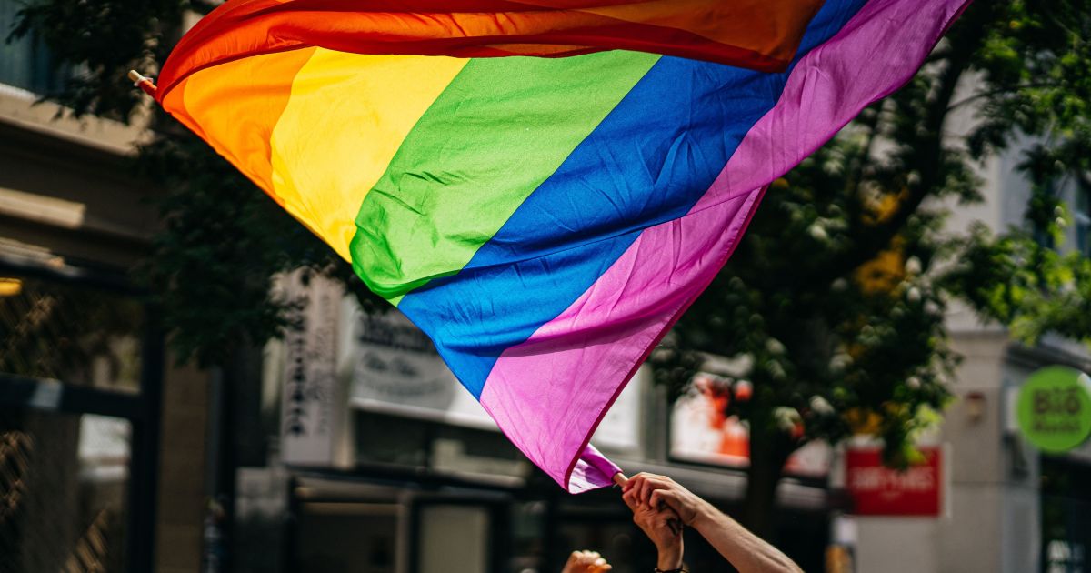 Atlas da Violência 2026 revela aumento contínuo de registros de violência contra a comunidade LGBTQIAPN+ no Brasil