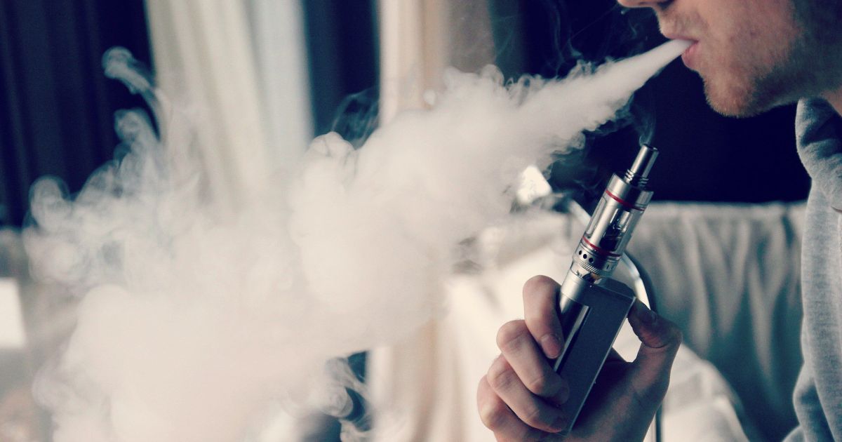 Vape e cigarro tradicional: Dr. Kalil e infectologista revelam riscos ao pulmão