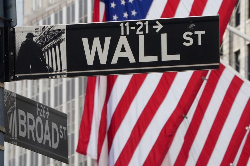 Wall Street recua com pressão tech e tensões no Oriente Médio no radar