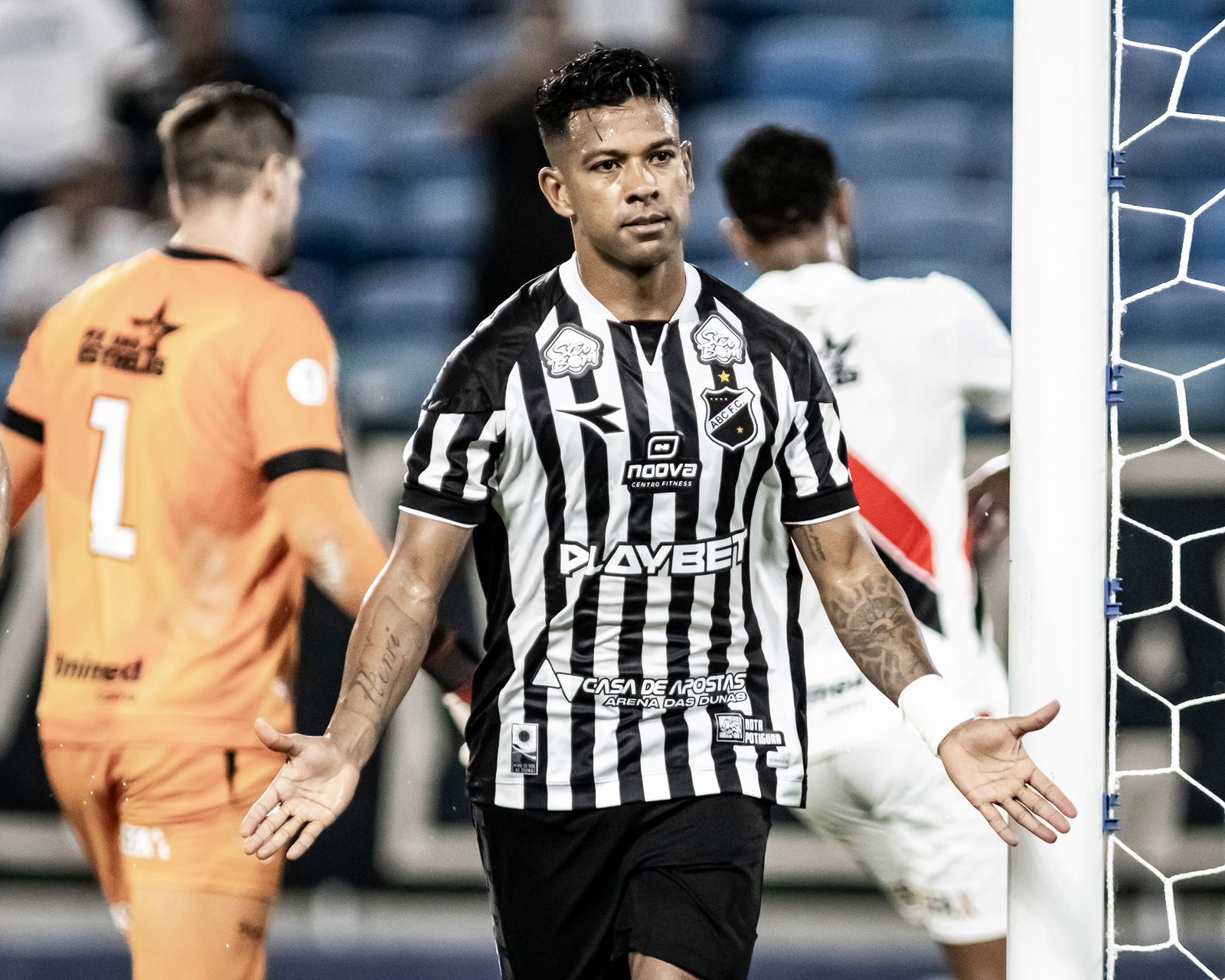 Wallyson faz história e vira 3º maior artilheiro do ABC