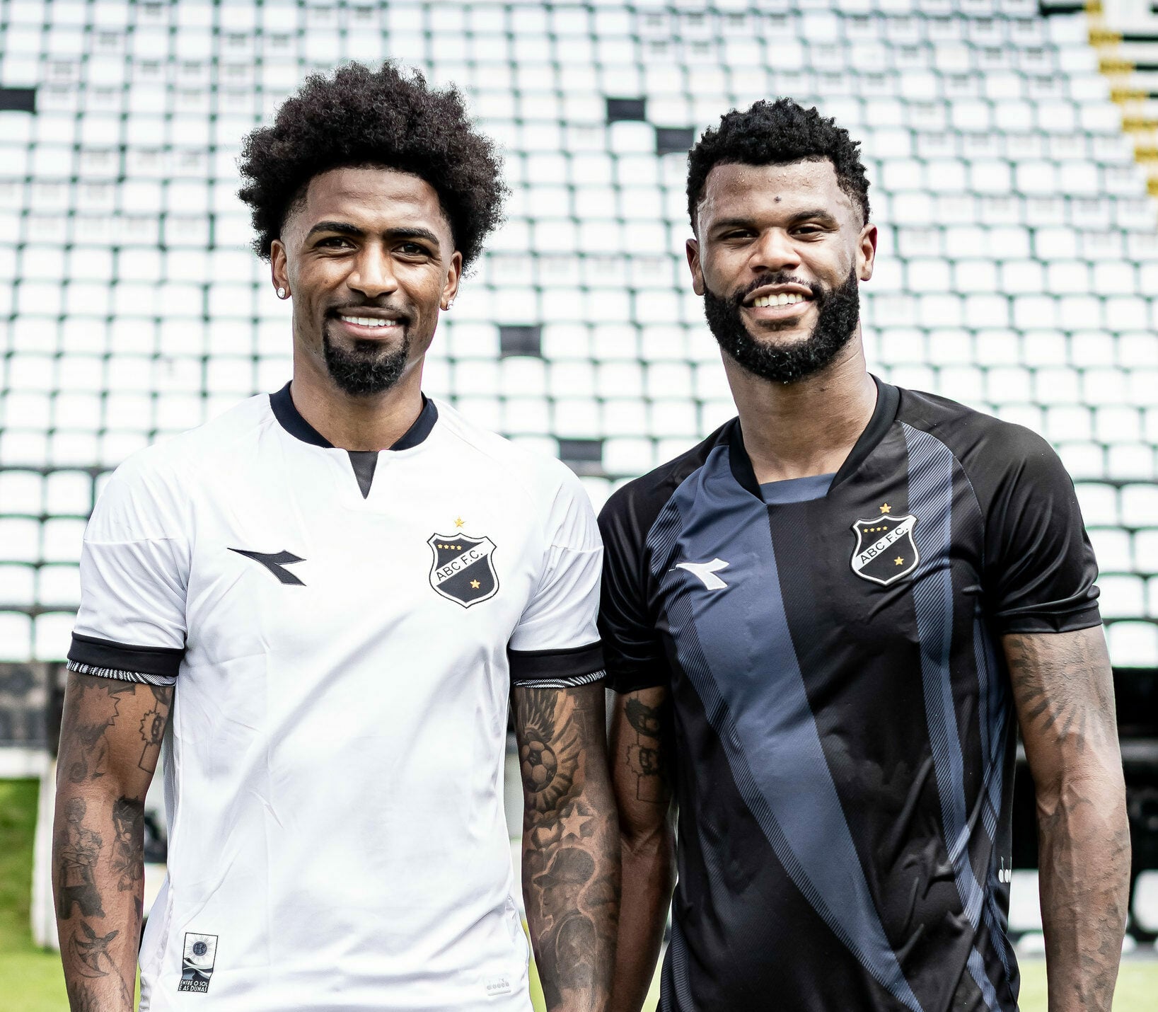 Zagueiro da Seleção Brasileira Alexsandro reencontra amigo de infância e elogia estrutura do ABC em Natal