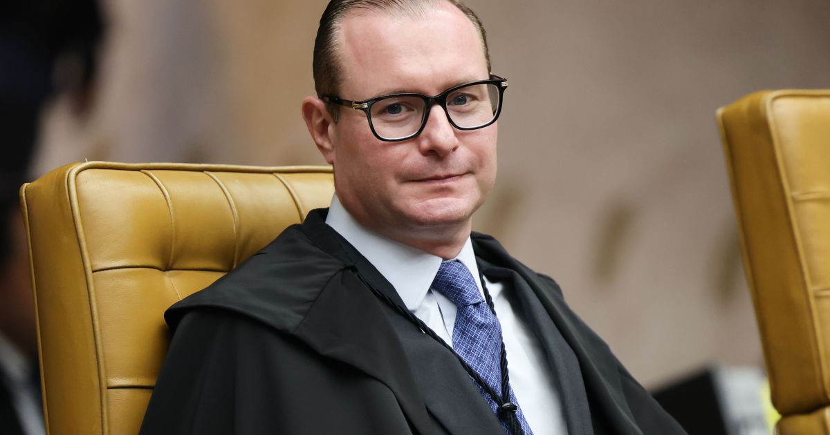 Ministro Cristiano Zanin vota para que recolhimento noturno e de fim de semana abata da pena