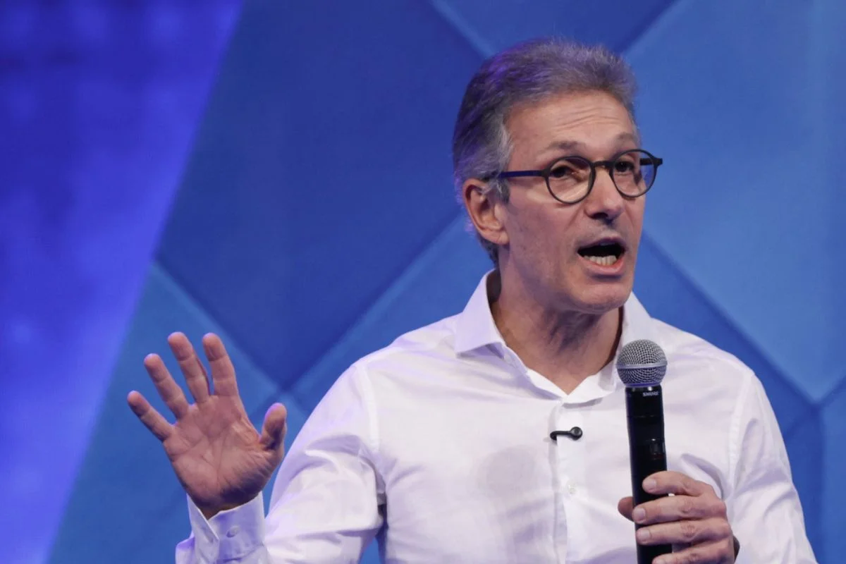 Romeu Zema defende modelo de trabalho por hora e critica debate sobre jornada de trabalho