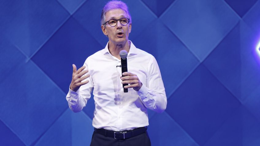 Romeu Zema defende trabalho por hora e critica CLT em evento