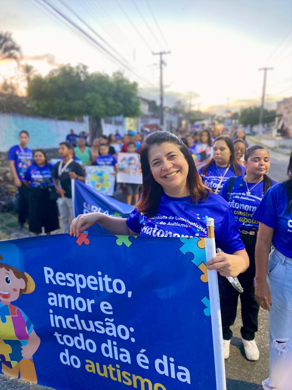 Carla Dickson participa de caminhada de conscientização sobre o autismo em Canguaretama
