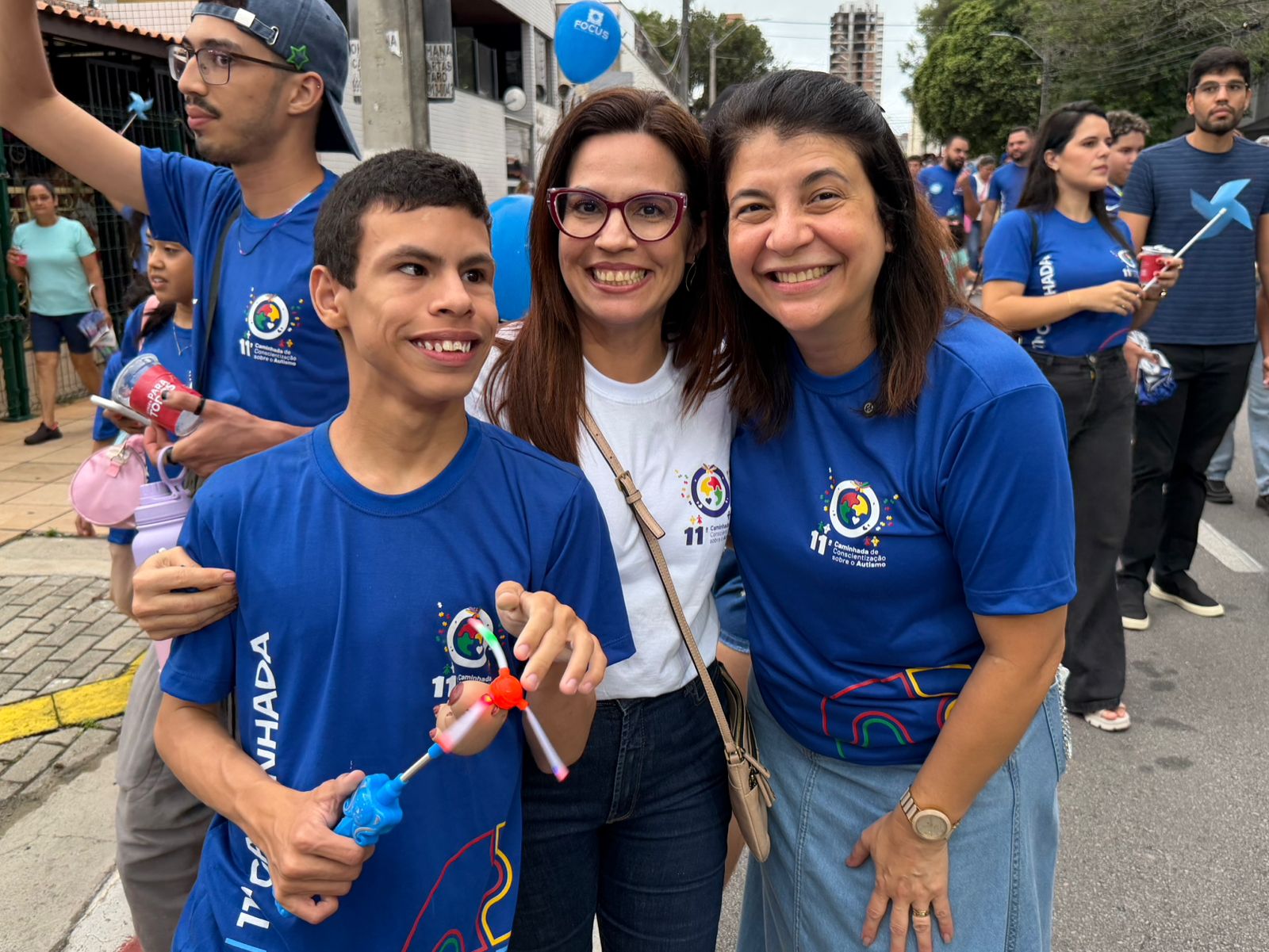Nenhuma mãe atípica merece caminhar sozinha”, destaca Carla Dickson em caminhadas pela conscientização do autismo em Natal