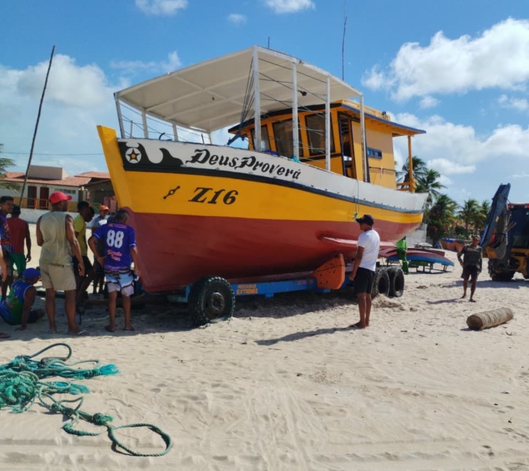 Prefeitura de Extremoz oferece apoio para manutenção de embarcações e reforça segurança dos pescadores
