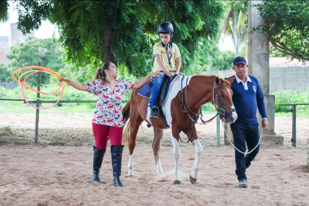 Prefeitura de Parnamirim promove tarde de equoterapia para crianças do CER