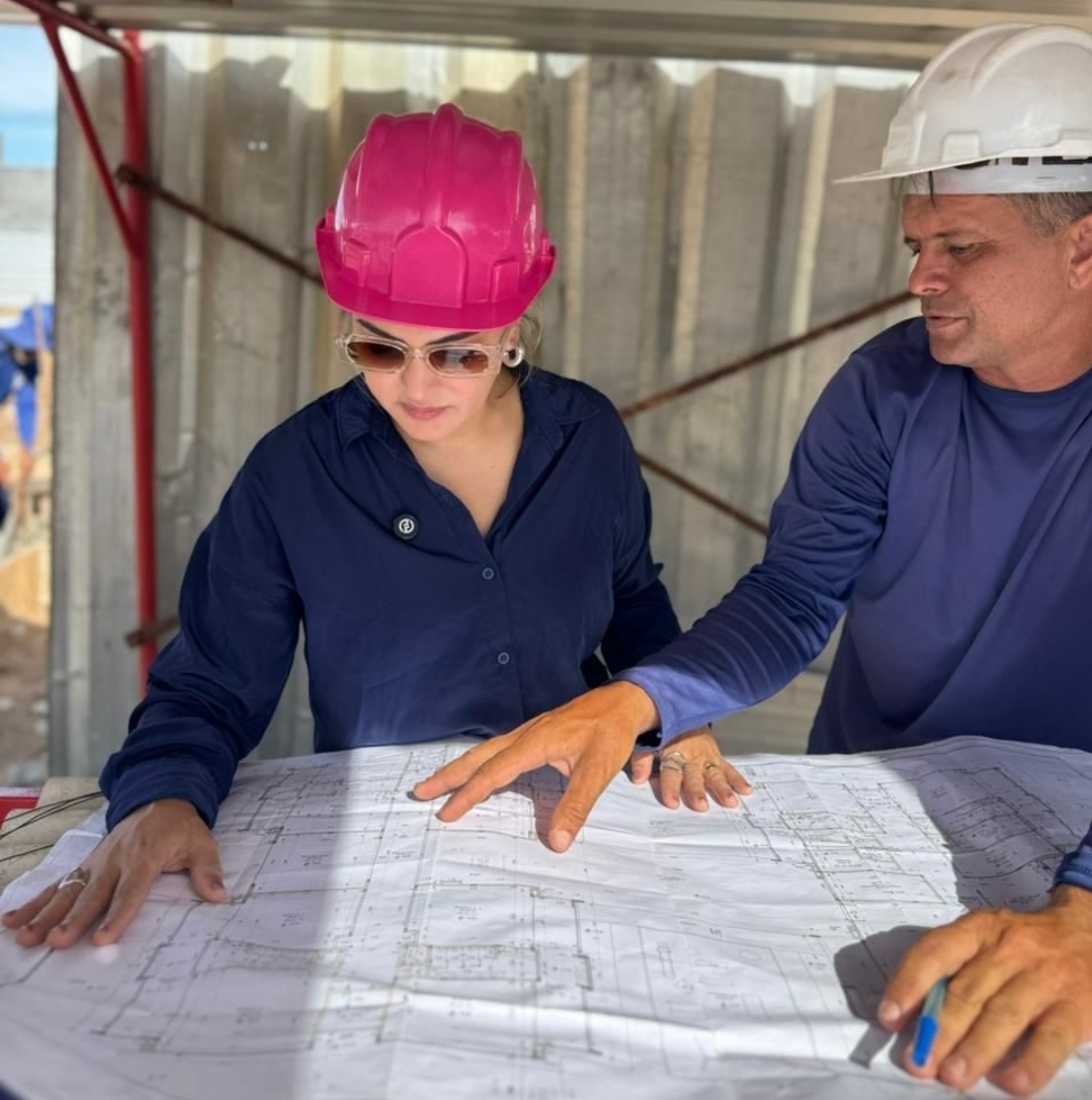 Prefeita Jussara Sales visita obra de escola de tempo integral e reforça avanço na educação em Extremoz