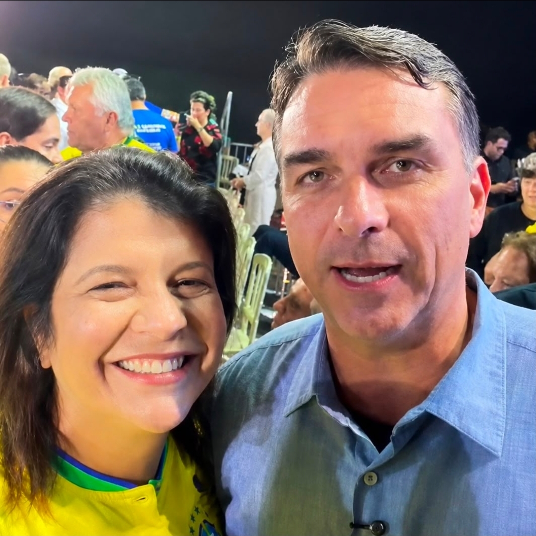 Ao lado de Flávio Bolsonaro em Brasília, Carla Dickson comemora confirmação da candidatura de Michelle Bolsonaro ao Senado Federal