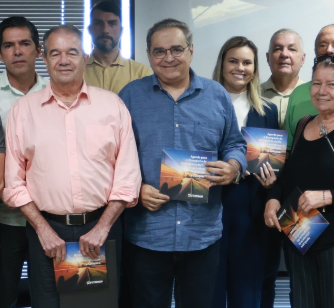 Álvaro Dias afirma que governo do PT "age contra os empresários" durante encontro com a Fetronor