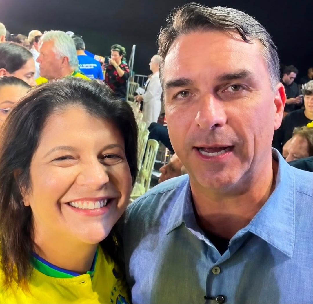 Ao lado de Carla Dickson, Flávio Bolsonaro assegura recursos para famílias atípicas