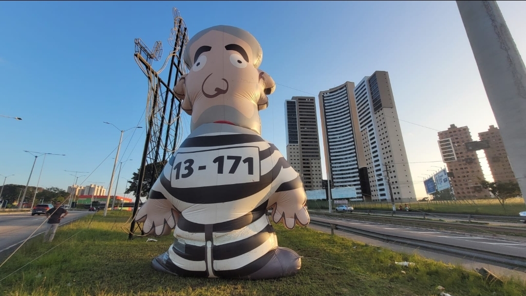 Pixuleco recepciona Lula em Natal e resgata símbolo das manifestações contra o PT