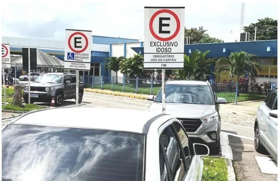 Uso indevido de vagas especiais gera multa e 7 pontos na CNH, alerta Detran/RN